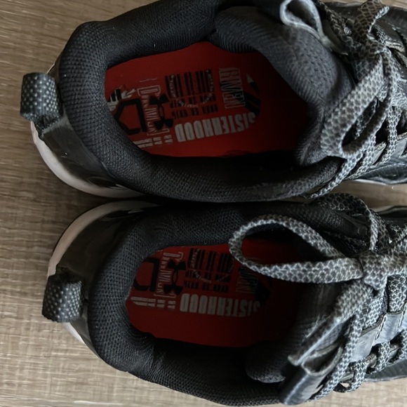 Under Armour Kids Size 2.5 cleats - Picture 5 of 6